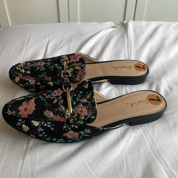 QUPID FLORAL PRINT VELVET HORSEBIT SLIP ON LOAFER MULES - Picture 6 of 7